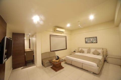 Bed, TV and multimedia, Photo of the whole room, Bedroom, wardrobe