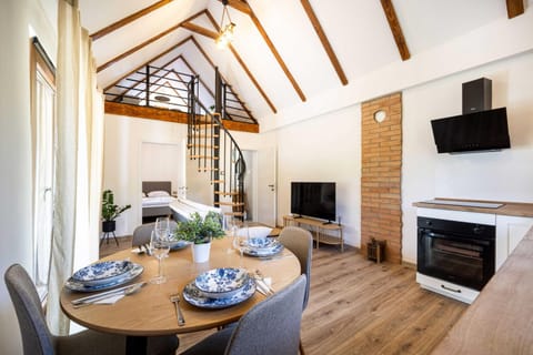 Communal lounge/ TV room, TV and multimedia, Living room, Seating area, Dining area, Evening entertainment