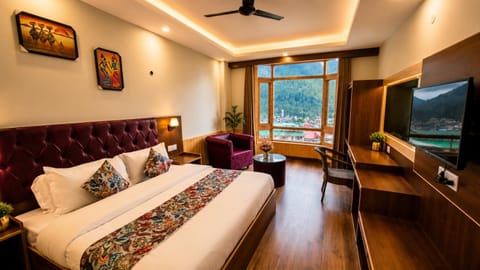 Bed, TV and multimedia, Seating area, Bedroom, Mountain view