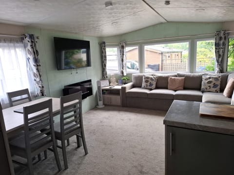 TV and multimedia, Living room, Seating area, Dining area