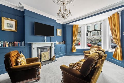 TV and multimedia, Living room, Seating area, Evening entertainment