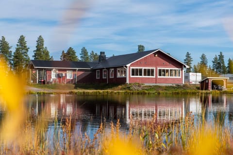 Property building, Restaurant/places to eat, Day, Natural landscape, Lake view
