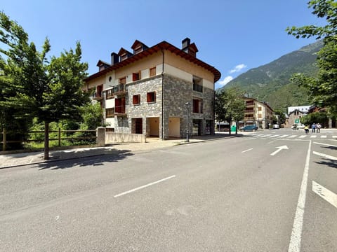 Property building, Neighbourhood, Location