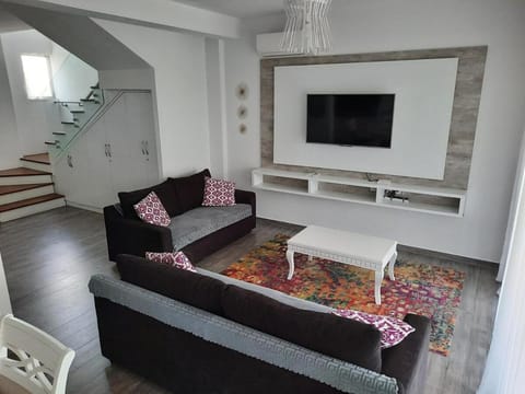 Communal lounge/ TV room, TV and multimedia, Living room, Seating area, Evening entertainment