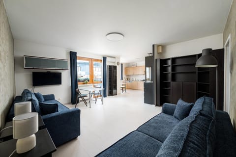 Communal lounge/ TV room, Bed, TV and multimedia, Living room, Photo of the whole room, Seating area, Evening entertainment, Bedroom