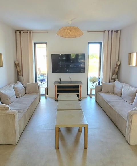 Communal lounge/ TV room, TV and multimedia, Living room, Seating area, Evening entertainment