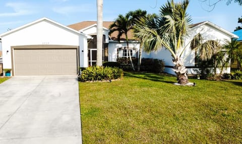 Luxurious 4 Bedroom Canal-Front Home, Pet Friendly House in Colorado