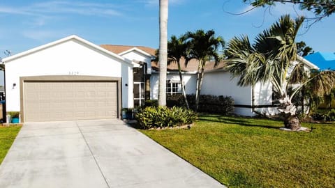 Luxurious 4 Bedroom Canal-Front Home, Pet Friendly House in Colorado