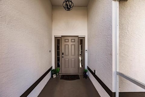 Luxurious 4 Bedroom Canal-Front Home, Pet Friendly House in Colorado