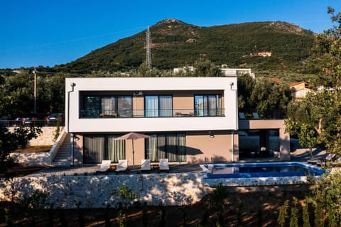 Property building, Day, Natural landscape, Mountain view, Pool view, Swimming pool