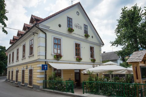Facade/entrance, Garden, Balcony/Terrace