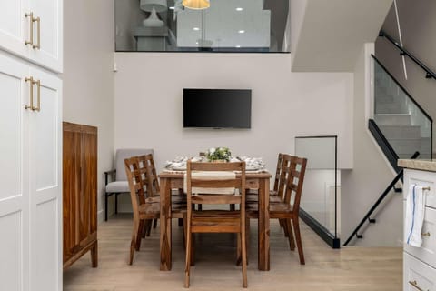 The 357 Beach Pad, Renovated, Refined, Steps from the Surf! House in La Jolla