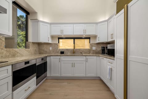 The 357 Beach Pad, Renovated, Refined, Steps from the Surf! House in La Jolla