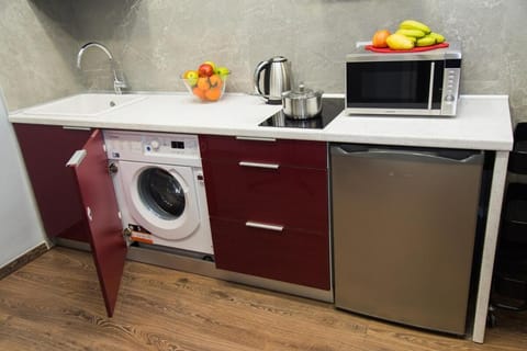 Coffee/tea facilities, Kitchen or kitchenette, stove, toaster, washing machine