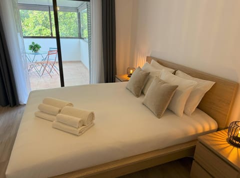 Bed, Bedroom, towels