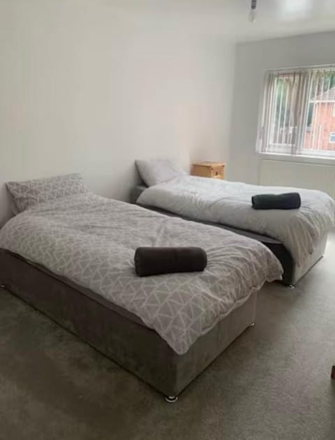 3 Bedroom Contractor House With Parking Apartment in Bassetlaw District