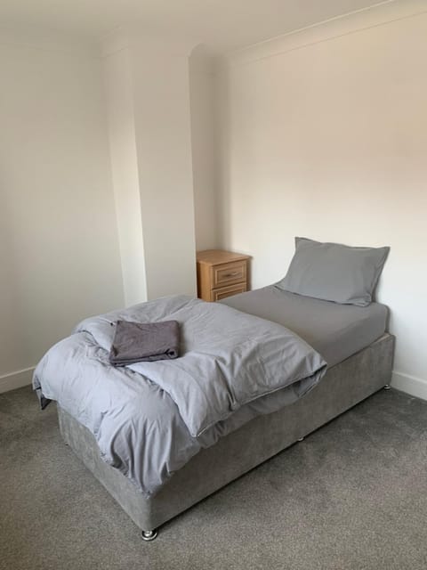 3 Bedroom Contractor House With Parking Apartment in Bassetlaw District