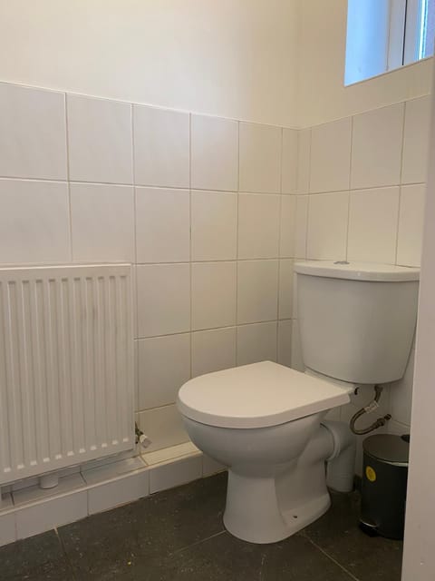 3 Bedroom Contractor House With Parking Apartment in Bassetlaw District