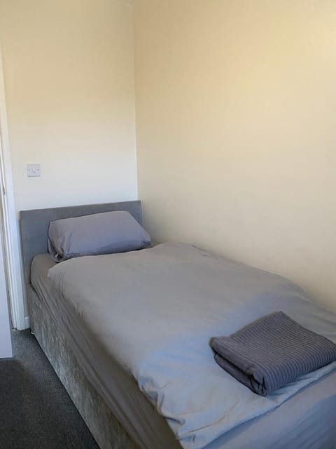 3 Bedroom Contractor House With Parking Apartment in Bassetlaw District