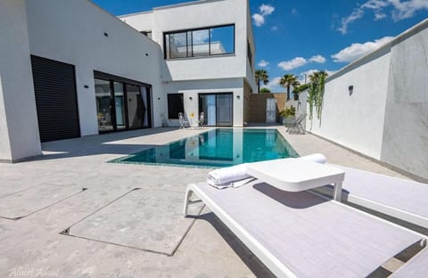 Property building, Patio, Day, Pool view, Swimming pool, sunbed