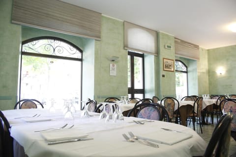 Restaurant/places to eat, Communal lounge/ TV room, Banquet/Function facilities