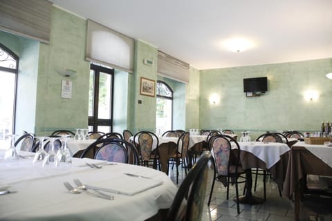 Restaurant/places to eat, Communal lounge/ TV room, Lounge or bar