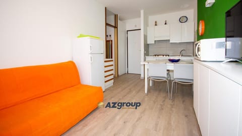 Kitchen or kitchenette, Dining area, stove