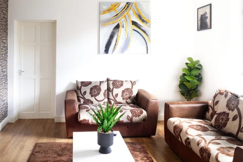 Beautiful 5Bedroom House - Contractors and Family near the Molineux stadium Vacation rental in Wolverhampton