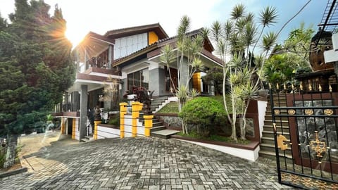 Property building, Day, Neighbourhood