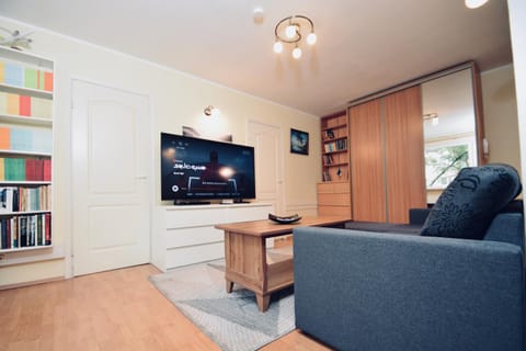 TV and multimedia, Living room, Seating area, Evening entertainment