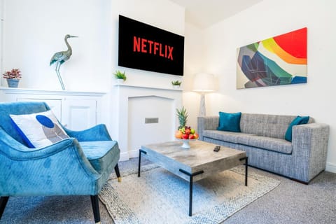 Communal lounge/ TV room, TV and multimedia, Living room, Seating area, Evening entertainment