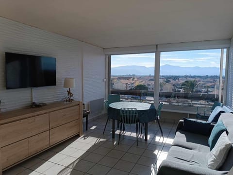 Communal lounge/ TV room, Mountain view