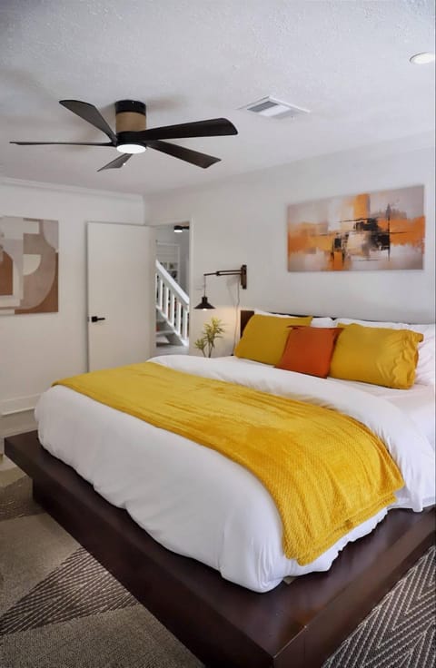 Bed, TV and multimedia, Bedroom