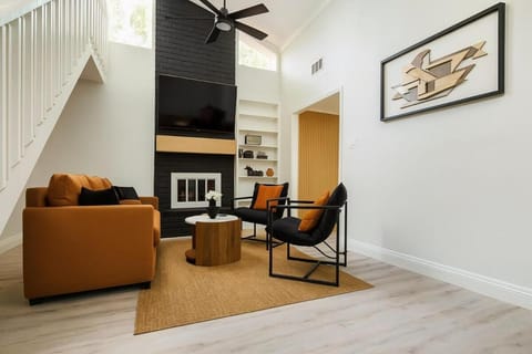 TV and multimedia, Living room, Seating area, fireplace