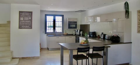 Coffee/tea facilities, Dining area, oven, stove, toaster