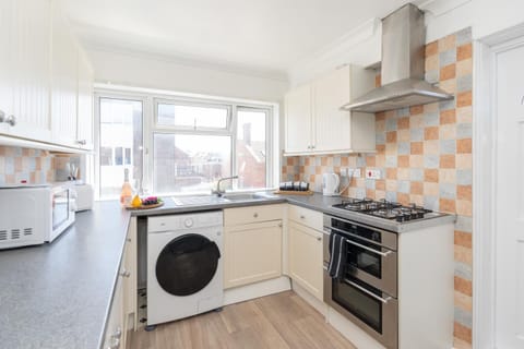 Open Mind Property - Four Bedroom House Apartment in Portsmouth