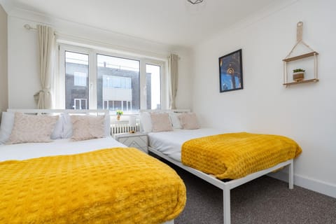 Open Mind Property - Four Bedroom House Apartment in Portsmouth