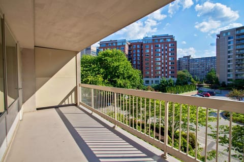 View (from property/room), Balcony/Terrace, City view
