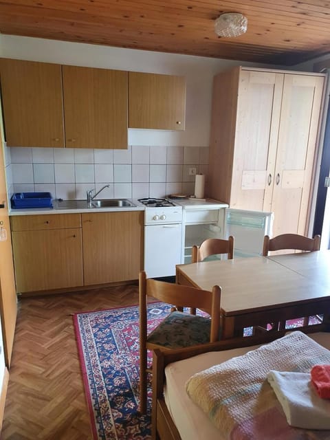 Kitchen or kitchenette, Seating area