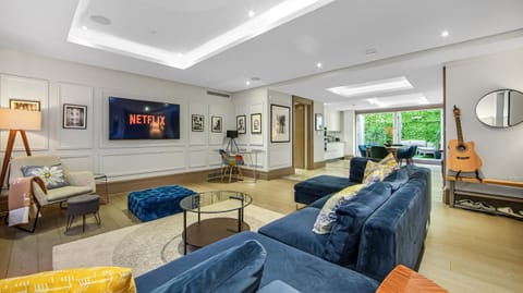 TV and multimedia, Living room, Evening entertainment