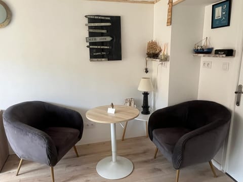 Seating area, Dining area