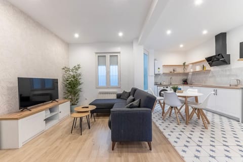TV and multimedia, Kitchen or kitchenette, Living room, Seating area, Dining area, stove