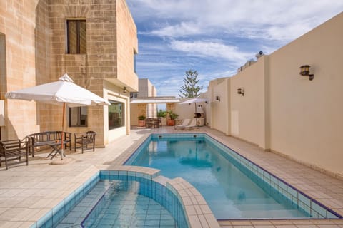 Day, BBQ facilities, Seating area, Pool view, Swimming pool, sunbed
