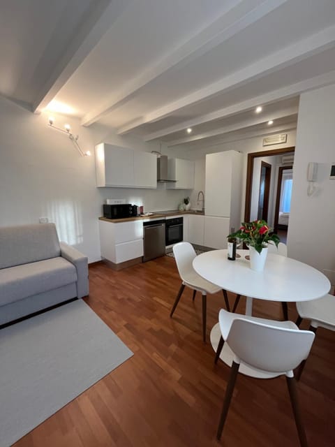 Saffron Suite, just a few minutes from the center and station Apartment in Friuli-Venezia Giulia