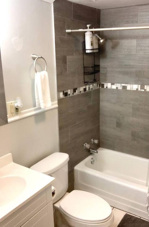 Charming 2-Bedroom Thoreau Lower House in Lakewood