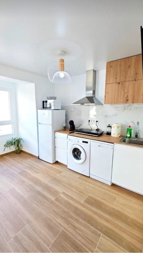 Kitchen or kitchenette, dishwasher
