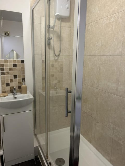 Charming 1-Bedroom with Balcony Apartment in Southampton