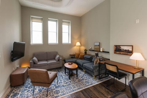 Downtown Modern 2BR Loft Apartment - Sleeps 8-9 Apartment in Milwaukee
