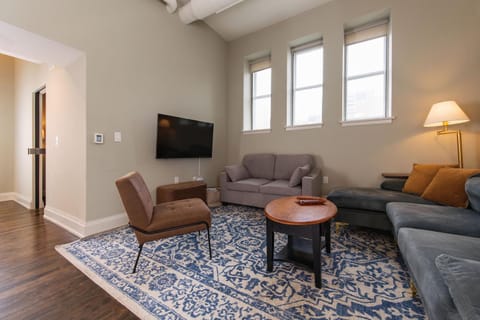 Downtown Modern 2BR Loft Apartment - Sleeps 8-9 Apartment in Milwaukee