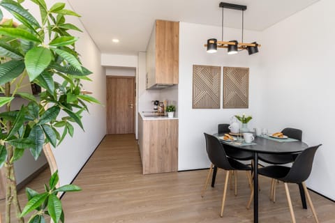 Kitchen or kitchenette, Dining area